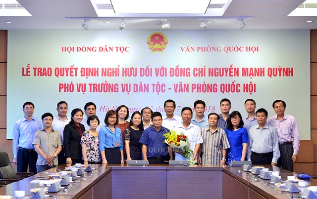 VPQH TRAO QUYẾT ĐỊNH NGHỈ HƯU ĐỐI VỚI ĐỒNG CHÍ NGUYỄN MẠNH QUỲNH, PHÓ VỤ TRƯỞNG VỤ DÂN TỘC